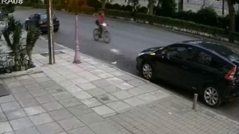 Θεσσαλονίκη: Ασυνείδητος παρέσυρε και εγκατέλειψε κορίτσι που έκανε ποδήλατο (βίντεο)